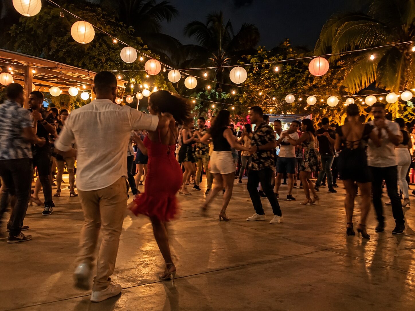 Soirée dansante en plein air sous des lampions